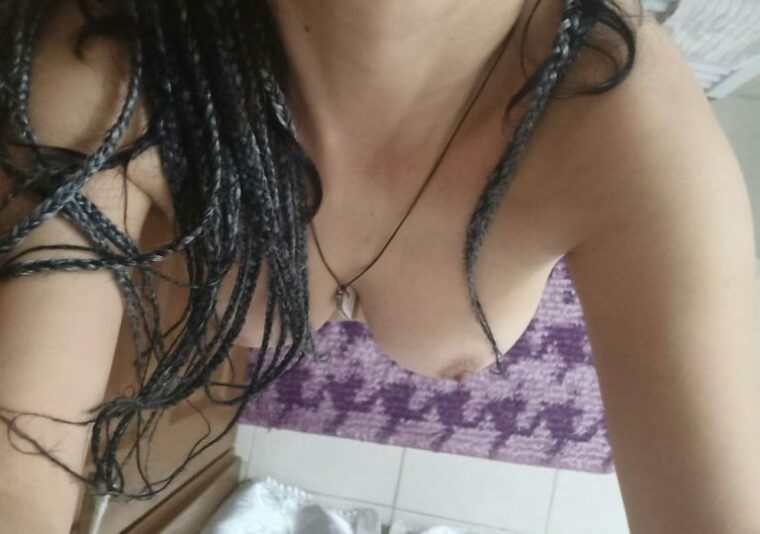 Η Σάντρα είναι γνωστή στη Θεσσαλονίκη για τις πίπες και το ράστα μαλλί της Εδώ ξανά Σας έλειψα