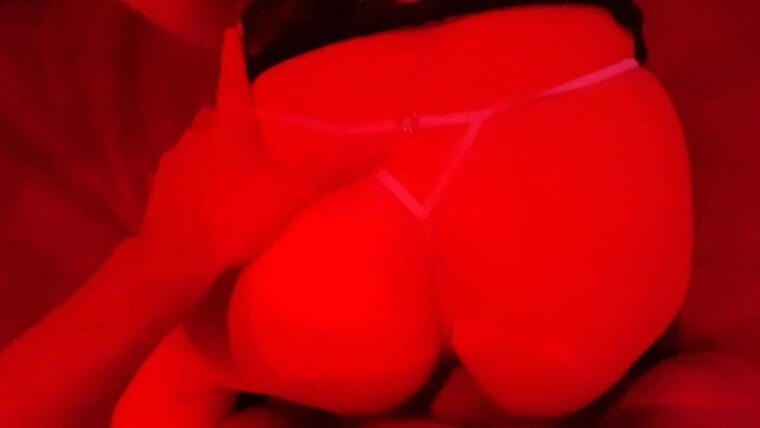 Μας καυλώνει με τη φωνούλα της η Ελένη που τον παίρνει στα βλέποντας τσόντα και φωνάζει Με Πονάς