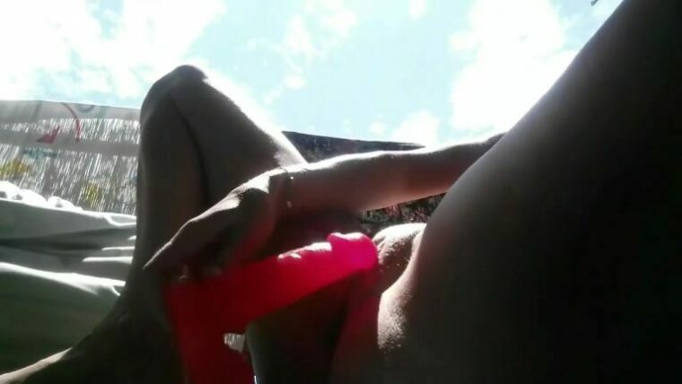 Το παλιό Ελληνίδα παντρεμένη παίζει με δονητή στο μπαλκόνι