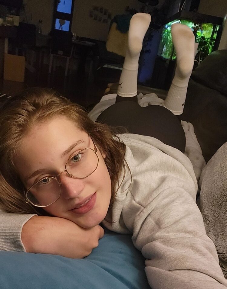 Γερμανίδα τσουλίτσα με παρθενικό αθώο προσωπάκι θυμάται τι πούτσα είχε φάει στην Ελλάδα και καυλώνει συνέχεια