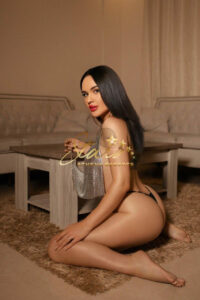 Η Βίζιτα Jasmin έχει μια μαγευτική παρουσία που σε τραβά αμέσως κοντά της.