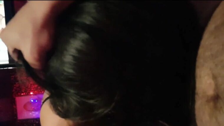 Η Ελένη πνίγεται με πούτσο σε ΒαθυΛαρυγγάτο τσιμπούκι