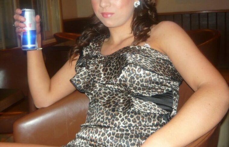 Η Κωστούλα με ένα Red Bull μπορεί να γαμιέται ώρες