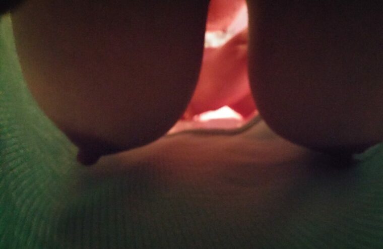 Η Ξένια μοστράρει περιποιημένες και καυτές τρύπες και τις απίστευτες βυζάρες της